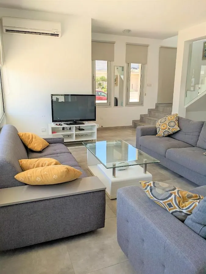 T&E Villa Larnaca 0*,  Cypr